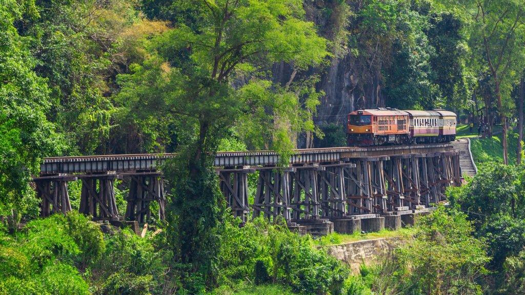 Kanchanaburi, nachhaltiges Reisen mit dem Zug in Thailand